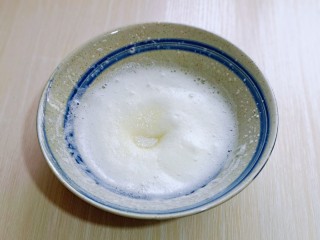 无油低脂～奶香松饼,蛋清泡消失，细腻时再加入三分之一的糖，将打蛋器调中速打发。