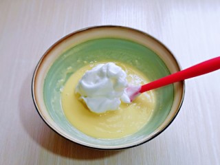 无油低脂～奶香松饼,取三分之一的蛋白霜加入蛋黄糊中，翻拌制看不到蛋白霜。