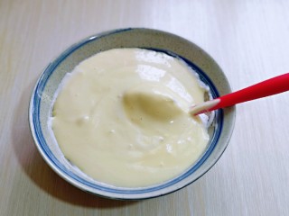 无油低脂～奶香松饼,最后将蛋黄糊倒入蛋白霜的容器中，继续翻拌至看不到蛋白霜即可。