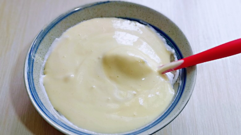 无油低脂～奶香松饼,最后将蛋黄糊倒入蛋白霜的容器中，继续翻拌至看不到蛋白霜即可。