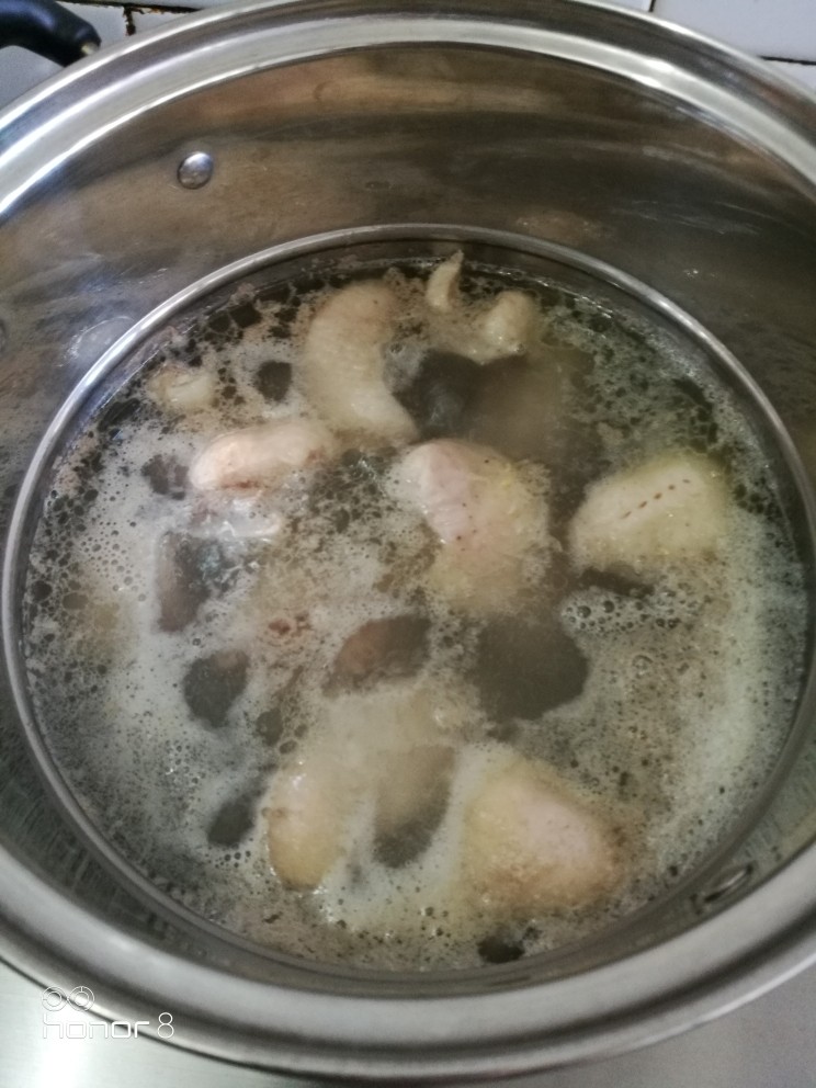 冬至美食十菜谱#麦冬沙参煲水鸭#创建于22/12~2019],用中火烧八成开，去除浮沫。