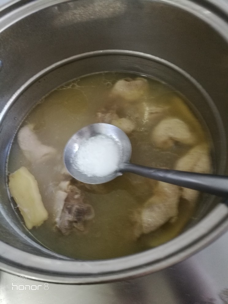 冬至美食十菜谱#麦冬沙参煲水鸭#创建于22/12~2019],调味加入盐。