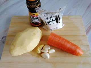胡萝卜浓汤意面,准备好所有食材，胡萝卜、土豆、生姜、蒜瓣、牛奶、黑胡椒汁（没买黑胡椒粉，用黑胡椒汁代替咯~）接下来我们准备浓汤