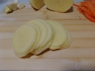 胡萝卜浓汤意面,土豆切片，切丝