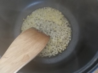 胡萝卜浓汤意面,热锅里加一点油，把生姜蒜末倒进去，炒出香味儿