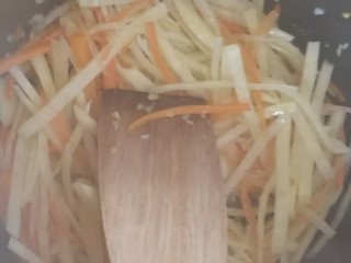 胡萝卜浓汤意面,加入胡萝卜丝、土豆丝翻炒几下