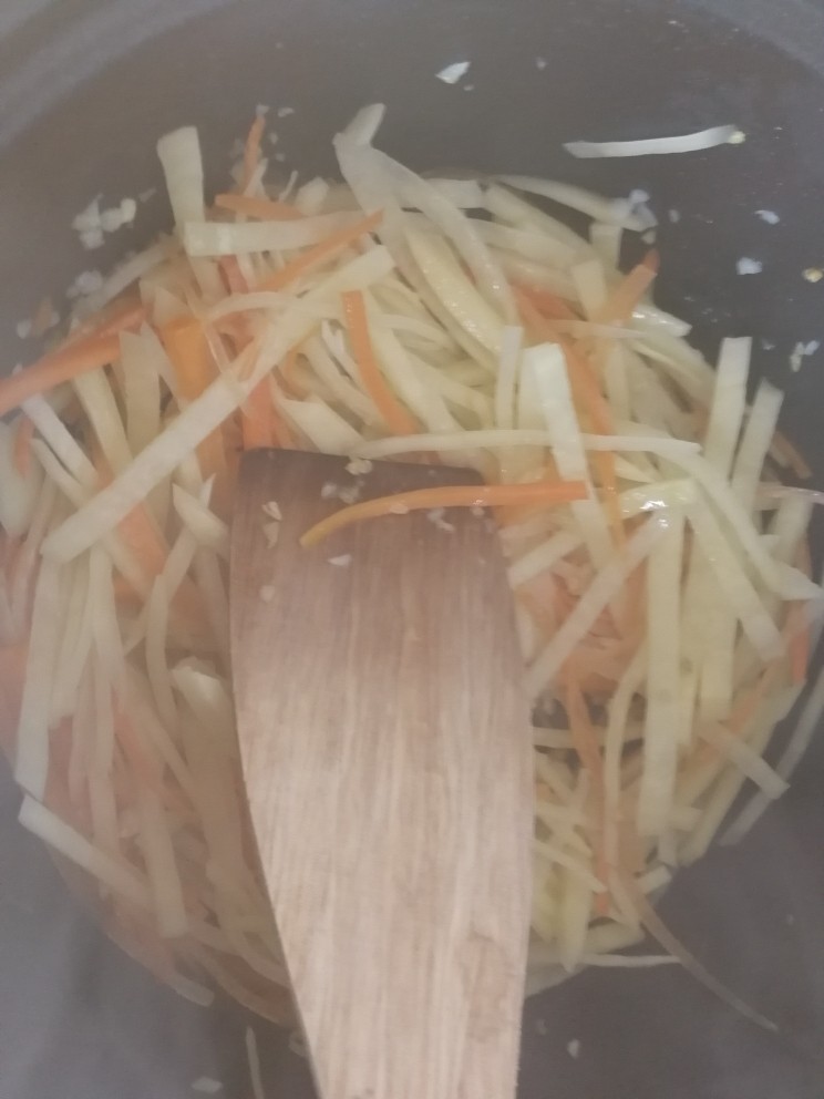 胡萝卜浓汤意面,加入胡萝卜丝、土豆丝翻炒几下