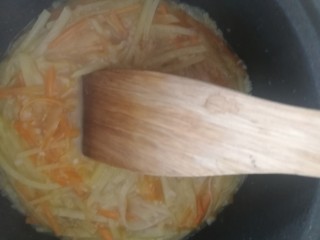 胡萝卜浓汤意面,加入没过食材的清水，煮开后关小火，煮到胡萝卜丝、土豆丝软烂