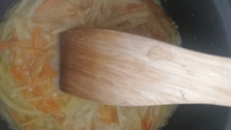 胡萝卜浓汤意面,加入没过食材的清水，煮开后关小火，煮到胡萝卜丝、土豆丝软烂