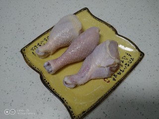 鸡腿炖香菇、蛏子,鸡腿从冰箱冷冻室拿出解冻后洗净。