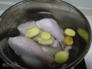 鸡腿炖香菇、蛏子,锅中放入适量清水，放入鸡腿、姜片焯水。