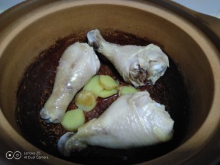 鸡腿炖香菇、蛏子,焯水后捞入砂锅中，放入姜片。