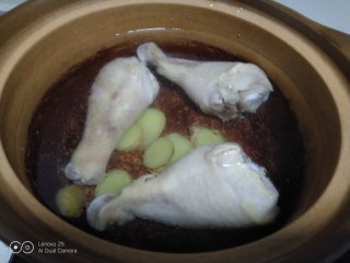 鸡腿炖香菇、蛏子,加入沫过鸡腿的开水。
