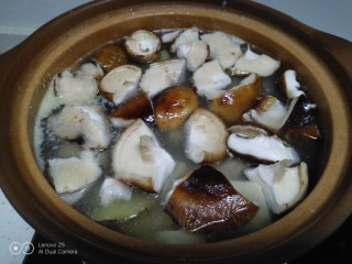 鸡腿炖香菇、蛏子,水再次煮开后放入香菇、土豆、豆腐。