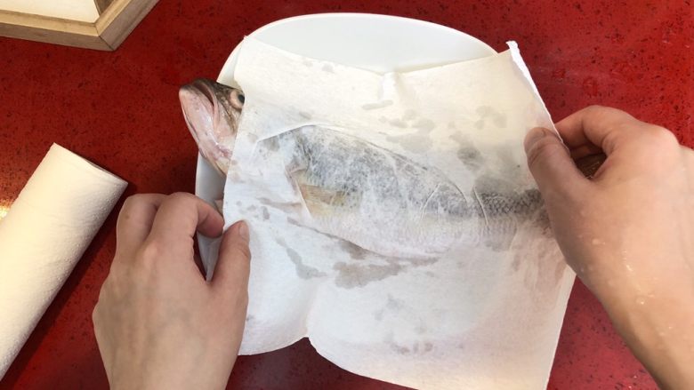 泰式青柠蒸鱼∣鲜嫩口感酸甜开胃,鱼洗净，用厨房纸吸干水份。