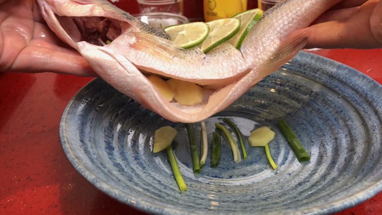 泰式青柠蒸鱼∣鲜嫩口感酸甜开胃,盘子内垫上香葱和姜片，让鱼在蒸煮的过程中，热气可以透过。