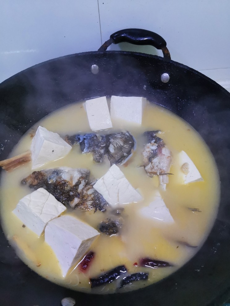 鱼头豆腐汤,大火煮开后转小火，继续炖二十分钟。喜欢的话撒点小葱或者香菜出锅。最后加盐调味，味精的话没这个习惯，经常忘