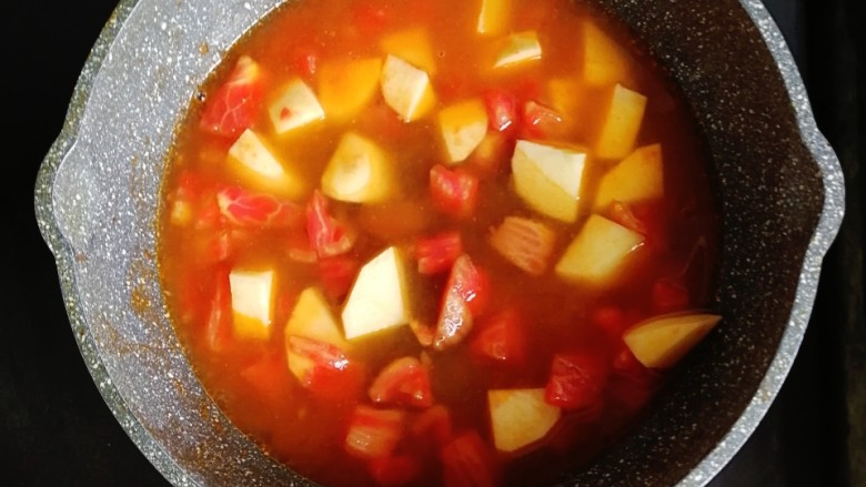 番茄土豆烩饭,倒入末过食材的热水