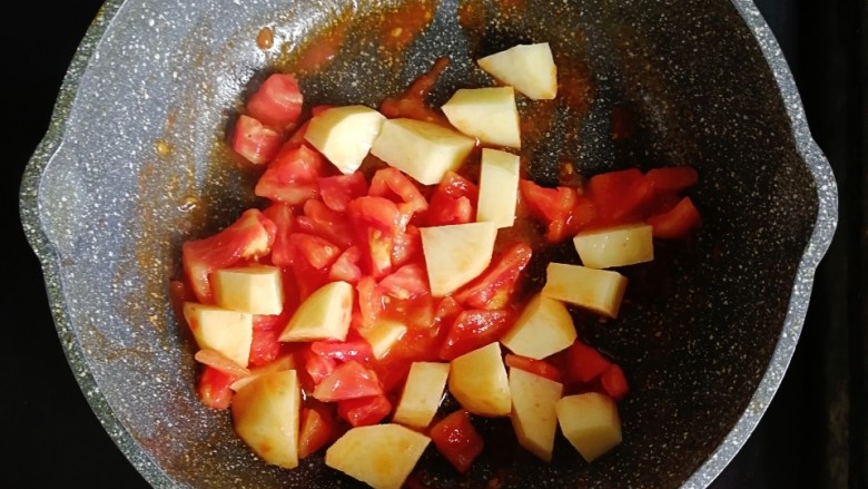 番茄土豆烩饭,接着倒入土豆翻炒均匀
