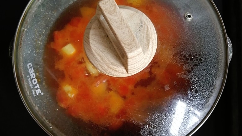 番茄土豆烩饭,中火煮开后转小火盖上盖子焖煮