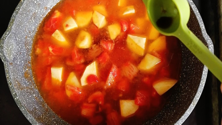 番茄土豆烩饭,倒入适量的酱油
