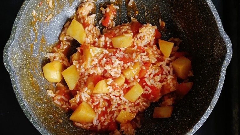 番茄土豆烩饭,翻炒均匀就可以出锅啦