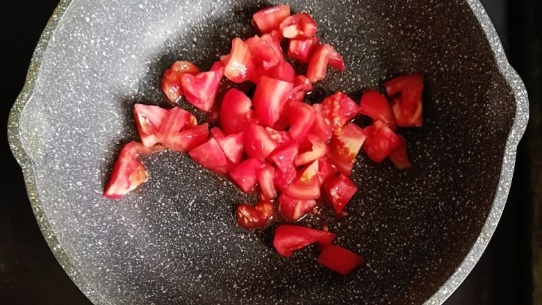 番茄土豆烩饭,锅内倒入适量的油，倒入番茄翻炒出汁