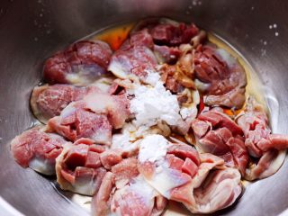 鸡胗爆炒大白菜,把改好刀的鸡胗，放入一个大一点的容器里，加入5克生抽和2克盐，料酒和淀粉，把鸡胗和调料混合拌匀后腌制10分钟。