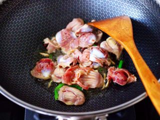 鸡胗爆炒大白菜,把腌制好的鸡胗倒入锅中，大火翻炒片刻。