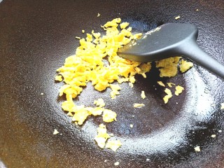 胡萝卜浓汤意面,锅中放入少许油，倒入蛋液炒成鸡蛋碎取出备用