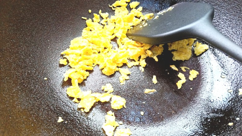 胡萝卜浓汤意面,锅中放入少许油，倒入蛋液炒成鸡蛋碎取出备用