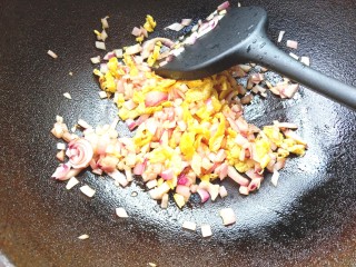 胡萝卜浓汤意面,放入洋葱碎和鸡蛋碎翻炒至洋葱熟