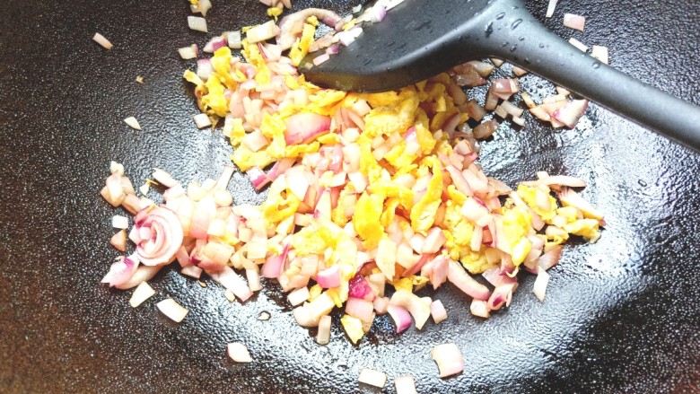 胡萝卜浓汤意面,放入洋葱碎和鸡蛋碎翻炒至洋葱熟