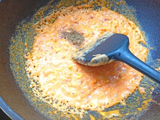 胡萝卜浓汤意面,倒入胡萝卜浓汤，翻炒均匀，放入少许盐和黑胡椒粉，搅拌均匀