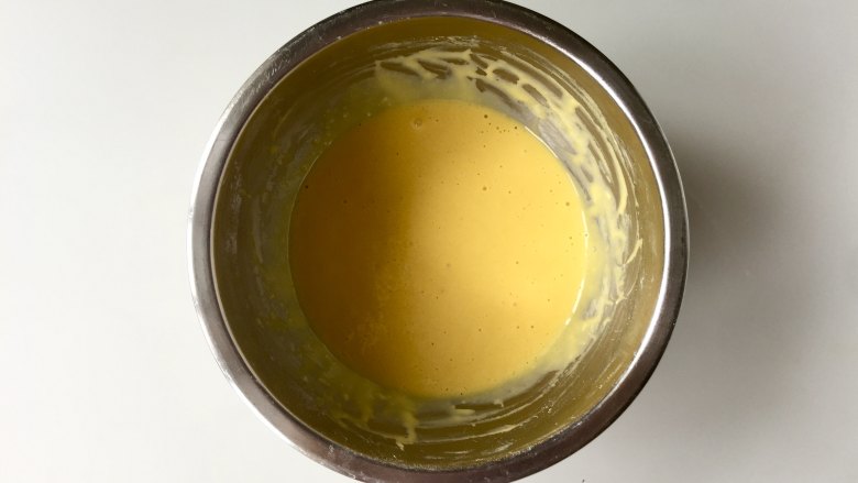 日式舒芙蕾松饼,用“Z”字或“一”字的手法把面糊搅拌成无颗粒的顺滑滴落状态。