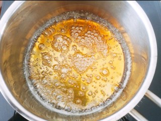 芝士焦糖布丁,把砂糖和冷水放到一个厚点的不锈钢小锅中，小火进行熬制，一定不要搅拌，同时把需要的热水准备好，等糖液变成深琥珀色，关火，把热水缓缓的倒入，并一边搅拌。
