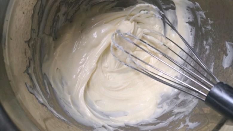 芝士焦糖布丁,芝士蛋糕部分，首先把奶油奶酪隔水加热到顺滑无颗粒，