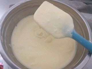 芝士焦糖布丁,把蛋白搅拌到芝士糊中，方法同戚风蛋糕的翻拌蛋白的方式一样。
