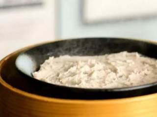 南方人最爱的一道“福州芋泥”,奶奶吃了都说好!,将拌匀的芋泥换碗铺平，再蒸15分钟