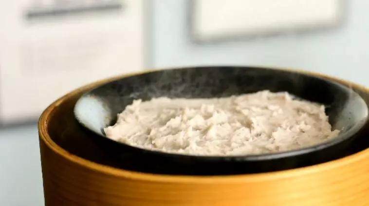 南方人最爱的一道“福州芋泥”,奶奶吃了都说好!,将拌匀的芋泥换碗铺平，再蒸15分钟