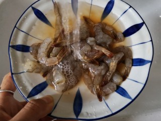 虾扯蛋,再将腌制好的虾冲洗干净。