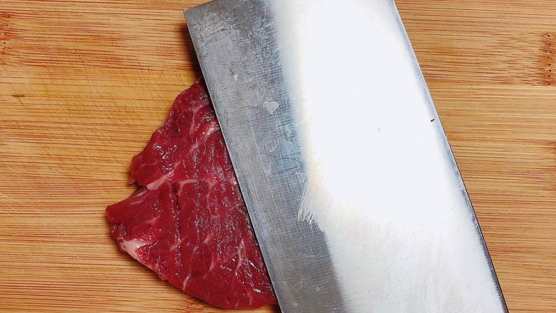 迷迭香黑胡椒牛排,将牛排片放在菜板上，用刀面做轻轻拍打（卖牛排鲜肉的欧巴给的建议），这样会更好吃。