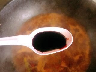 烧鸡块,加入小半勺的酱油提色