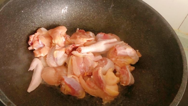 烧鸡块,将鸡块倒入锅中(尽量把鸡块里的水控干一点，避免倒入锅中的时候被油溅到)