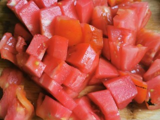 西红柿炒鸡蛋,西红柿洗干净切丁