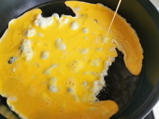 西红柿炒鸡蛋,油温七八成热时倒入打散的鸡蛋