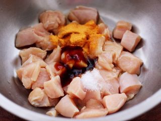 时蔬孜然烤鸡肉串,鸡胸肉里加入蚝油和料酒，再加入烧开调料和适量的盐，加入8克花生油。