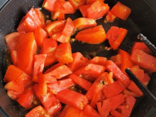西红柿炒鸡蛋,锅中留底油倒入切好的西红柿炒出汁