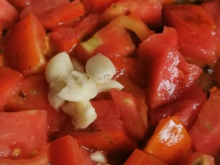 西红柿炒鸡蛋,放入切碎的蒜子翻炒出香味
