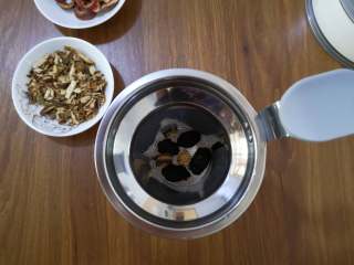 酸甜+开胃+解暑+酸梅汤,将乌梅、甘草放入养生壶的茶篮中。